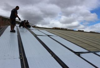 Placas solares de la piscina cubierta